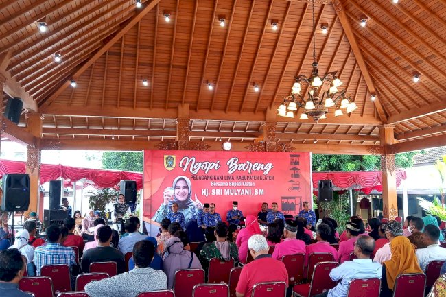 NGOPI BARENG PEDAGANG KAKI LIMA BERSAMA BUPATI KLATEN